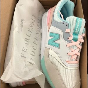 new balance sea salt with light tidepool